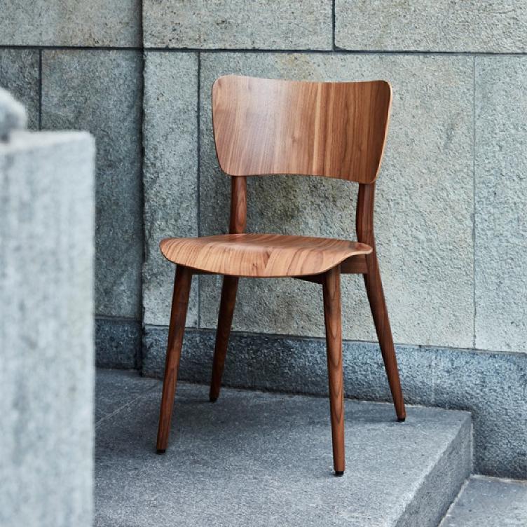 Kreuzzargenstuhl von Max Bill | Buche, Eiche und Nussbaum, wb form, Max Bill, Stuhl, Wohnmöbel