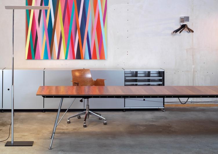 Unistandardtisch von Atelier Alinea | 150 - 300cm | Birke, Linoleum, Vollkern und Nussbaum, Atelier Alinea, Ueli Biesenkamp, Tisch, Wohnmöbel