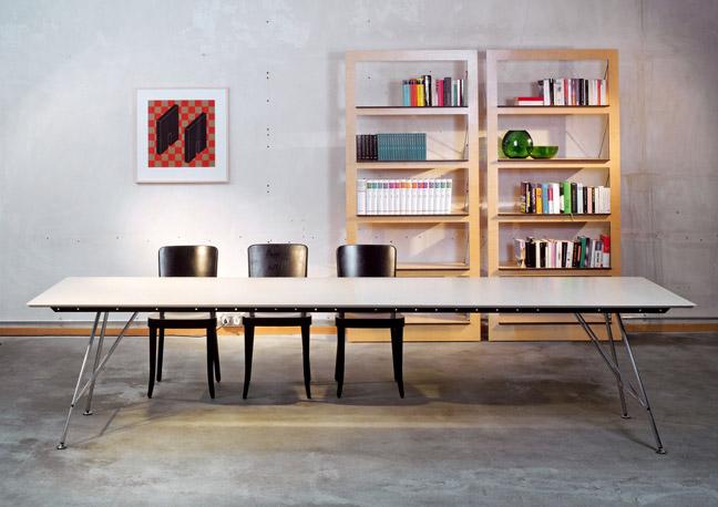 Unistandardtisch von Atelier Alinea | 150 - 300cm | Birke, Linoleum, Vollkern und Nussbaum, Atelier Alinea, Ueli Biesenkamp, Tisch, Wohnmöbel