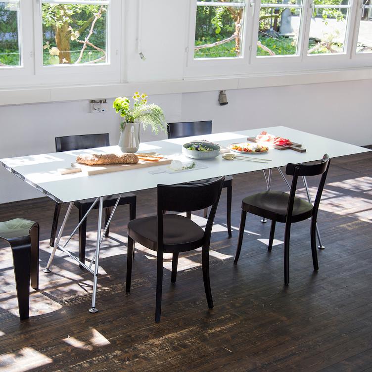Unistandardtisch von Atelier Alinea | 150 - 300cm | Birke, Linoleum, Vollkern und Nussbaum, Atelier Alinea, Ueli Biesenkamp, Tisch, Wohnmöbel
