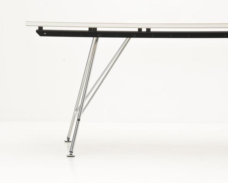Unistandardtisch von Atelier Alinea | 150 - 300cm | Birke, Linoleum, Vollkern und Nussbaum, Atelier Alinea, Ueli Biesenkamp, Tisch, Wohnmöbel