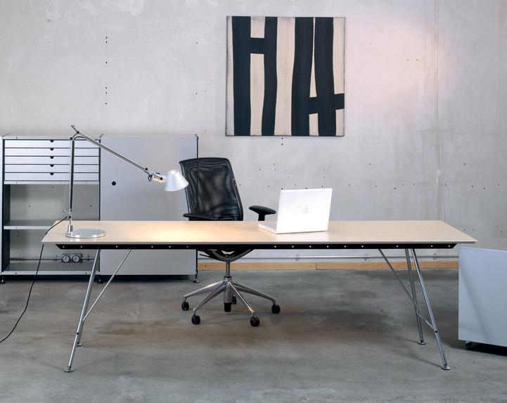 Unistandardtisch von Atelier Alinea | 150 - 300cm | Birke, Linoleum, Vollkern und Nussbaum, Atelier Alinea, Ueli Biesenkamp, Tisch, Wohnmöbel