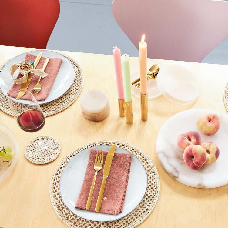 Unistandardtisch von Atelier Alinea | 150 - 300cm | Birke, Linoleum, Vollkern und Nussbaum, Atelier Alinea, Ueli Biesenkamp, Tisch, Wohnmöbel