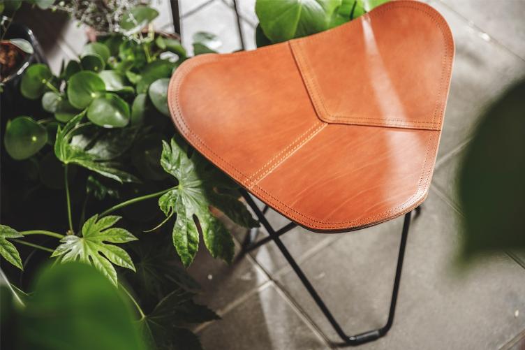 Cuero Pampa Flying Goose Hocker, Cuero Design, Hocker, Wohnmöbel