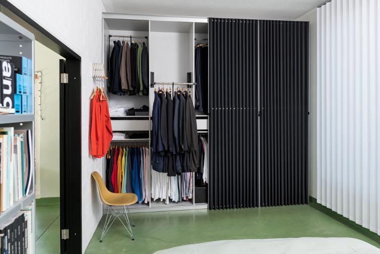 Faltvorhang Schrank von Thut Möbel, Thut Möbel, Schrank, Wohnmöbel