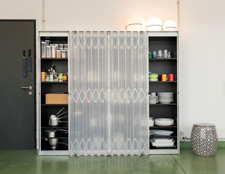 Faltvorhang Schrank von Thut Möbel, Thut Möbel, Schrank, Wohnmöbel