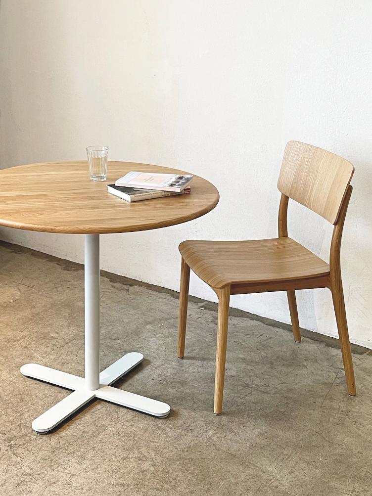 Viena Slim Holzstuhl von Seledue | einfarbig natur und schwarz, seledue, Stefan Zwicky, Stuhl, Wohnmöbel