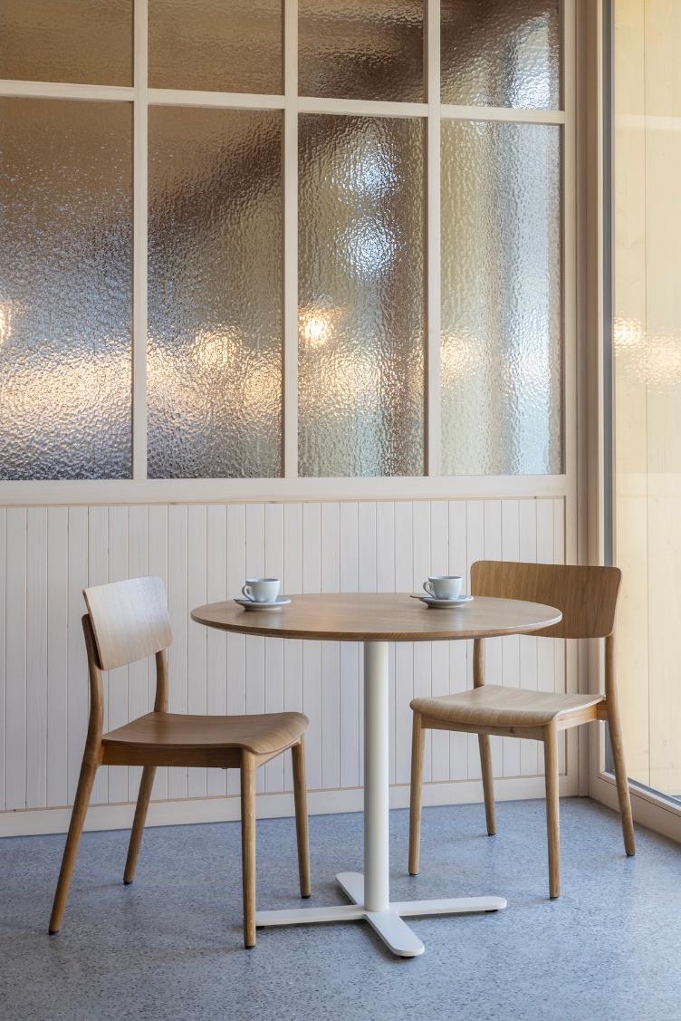 Viena Slim Holzstuhl von Seledue | einfarbig natur und schwarz, seledue, Stefan Zwicky, Stuhl, Wohnmöbel