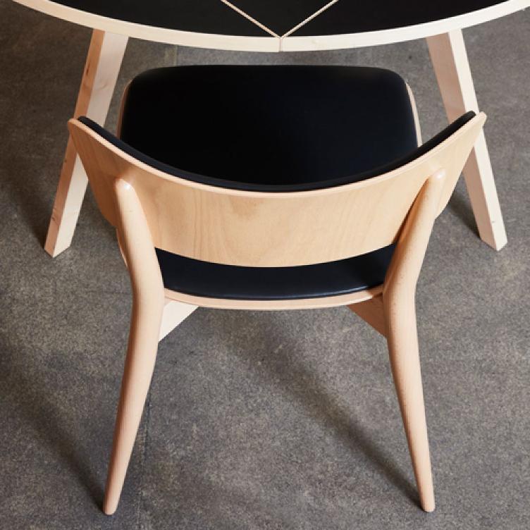 Kreuzzargenstuhl von Max Bill | Buche, Eiche und Nussbaum | Leder gepolstert, wb form, Max Bill, Stuhl, Wohnmöbel