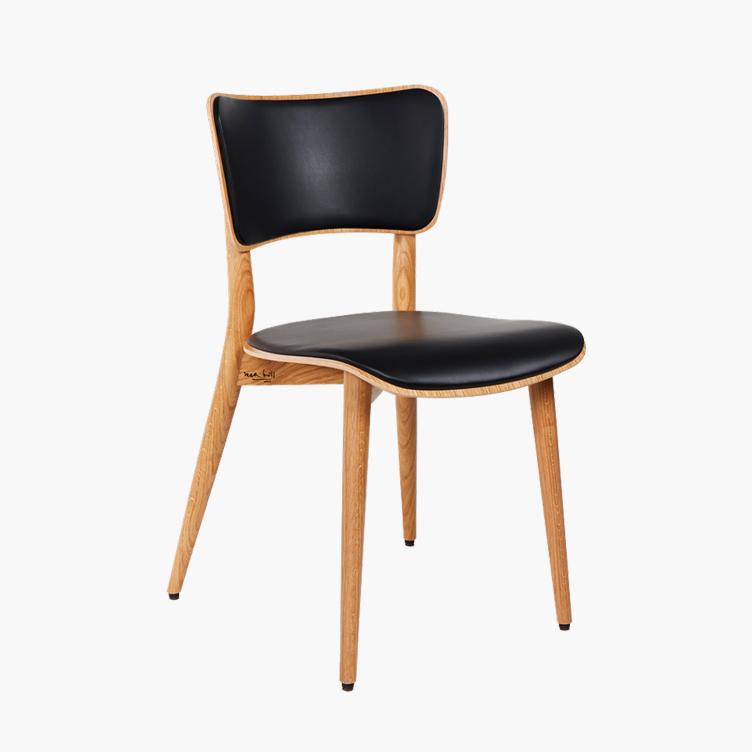 Cross-frame chair by Max Bill | Beech, oak and walnut | Leather upholstered