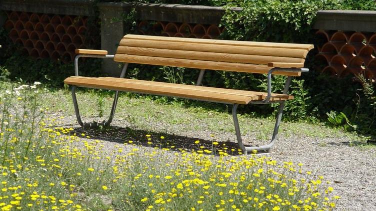 BURRI Landi Sitzbank | mit Rücken- und Armlehne, BURRI public elements, Werkentwurf , Sitzbank, Gartenmöbel