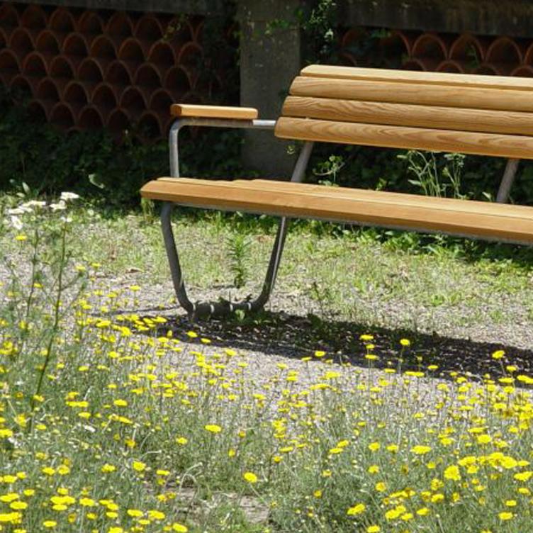 BURRI Landi Sitzbank | mit Rücken- und Armlehne, BURRI public elements, Werkentwurf , Sitzbank, Gartenmöbel
