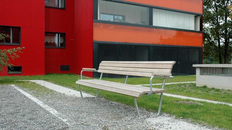 BURRI Landi Sitzbank | mit Rücken- und Armlehne, BURRI public elements, Werkentwurf , Sitzbank, Gartenmöbel