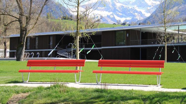 BURRI Landi Sitzbank | mit Rückenlehne, BURRI public elements, Werkentwurf , Sitzbank, Gartenmöbel