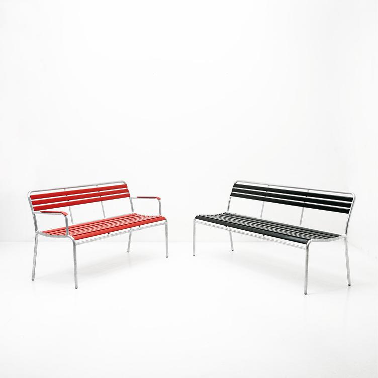 Banc Bättig modèle 40 de Manufakt | Banc de jardin avec accoudoirs et dossier | 150 - 210cm