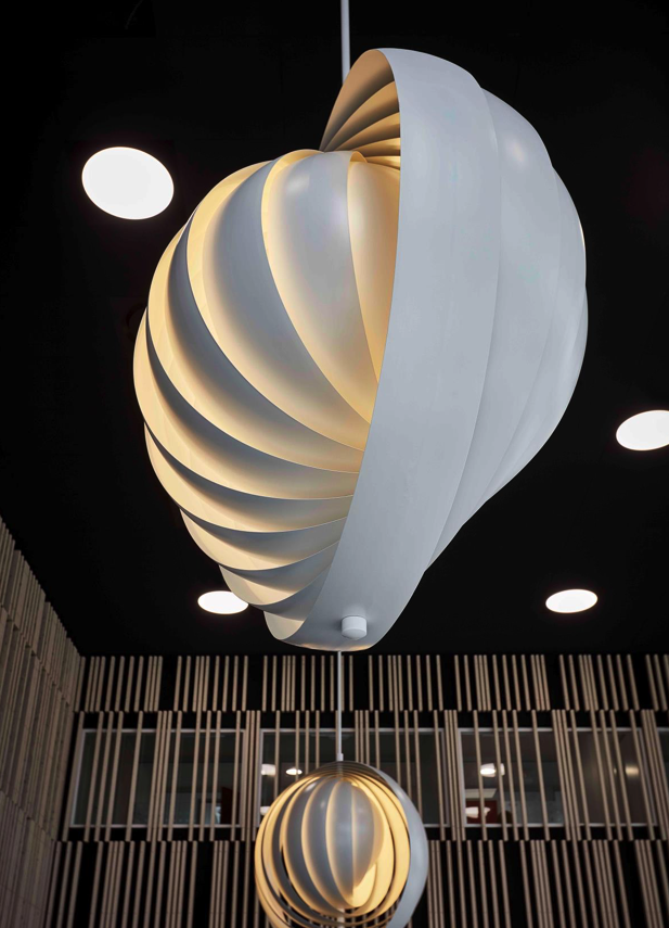 Verpan Moon Leuchte von Verner Panton und Louis Poulsen | Ausstellungsmodelle, Verpan, Verner Panton, Hängeleuchten, Leuchten