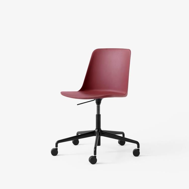 Sedia girevole Rely HW28 di &Tradition