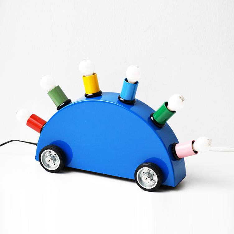 Lampada da tavolo Super di Martine Bedin per Memphis Milano | Blu, bianco e giallo